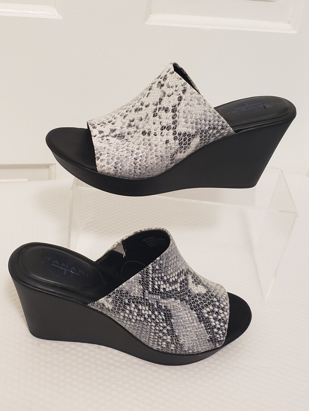 NWT Tahari Mylana Snakeprint In Shades Of Grey Wedge Slides Size 8